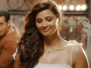 सलमान की को-स्टार रहीं डेजी शाह ने एग्स फ्रीज कराए:एक्ट्रेस ने कहा- परिवार बनाने के लिए शादी जरूरी नहीं है