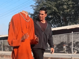 बिना सिर वाले भूत संग अक्षय कुमार का वीडियो वायरल:सरकटे के साथ एक्टर का ठहाका, सवाल: क्या भूत सच में होते हैं?