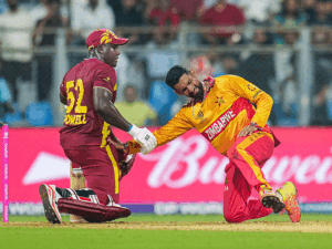 टी-20 वर्ल्डकप मैच में सबसे ज्यादा छक्कों का रिकॉर्ड बना:पॉवेल ने सिकंदर रजा का माथा चूमा, हेटमायर ने 108 मीटर का सिक्स लगाया