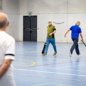 वॉकिंग क्रिकेट, खिलाड़ियों को मिल रहा ‘बैजबॉल’ का मजा:ब्रिटेन में 87 की उम्र तक के लोग खेल रहे; बैटर आउट होने के बाद भी खेलता रहता है, आधा रन लेने की छूट