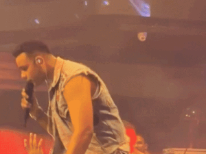 सिंगर अर्पित बाला ने कॉन्सर्ट में फैन पर थूका:स्टेज पर बोतल फेंकी तो भड़के, वेन्यू से बाहर निकाला