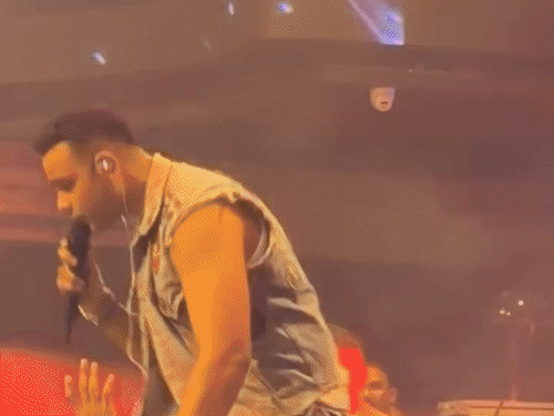 सिंगर अर्पित बाला ने कॉन्सर्ट में फैन पर थूका:स्टेज पर बोतल फेंकी तो भड़के, वेन्यू से बाहर निकाला