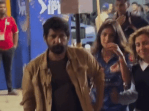 सारा अर्जुन को वानखेड़े स्टेडियम में फैंस ने घेरा:धुरंधर 2 की एक्ट्रेस को भीड़ से पिता ने बचाया, मुंबई इंडियंस को सपोर्ट करने पहुंची थीं