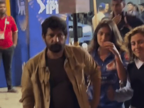 सारा अर्जुन को वानखेड़े स्टेडियम में फैंस ने घेरा:धुरंधर 2 की एक्ट्रेस को भीड़ से पिता ने बचाया, मुंबई इंडियंस को सपोर्ट करने पहुंची थीं