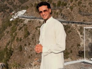 अभिषेक शर्मा टी-20 वर्ल्डकप जीत के बाद वैष्णों देवी पहुंचे:फोटोज शेयर कीं, फाइनल में खेली थी 52 रन का पारी