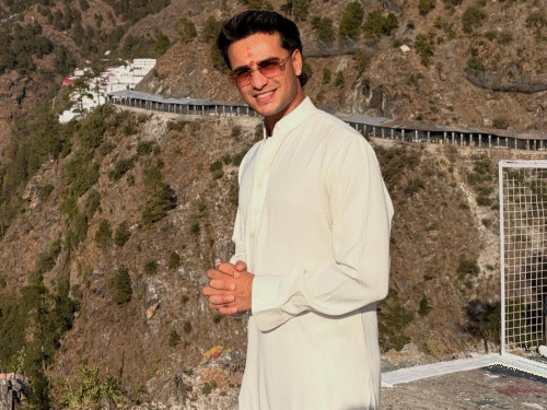 अभिषेक शर्मा टी-20 वर्ल्डकप जीत के बाद वैष्णों देवी पहुंचे:फोटोज शेयर कीं, फाइनल में खेली थी 52 रन का पारी