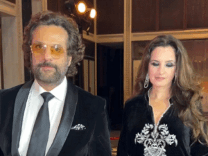 'ये मेरी बहन है, बीवी नहीं':फरदीन खान ने बहन लैला को पत्नी समझने पर पैपराजी की गलती सुधारी, देखें वीडियो