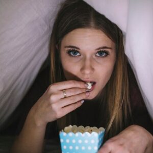 मिडनाइट स्नैकिंग:पैकेज्ड फूड मार्केट 14 लाख करोड़ तक पहुंचेगा, आधी रात में चॉकलेट-स्नैक्स के ऑर्डर बढ़े