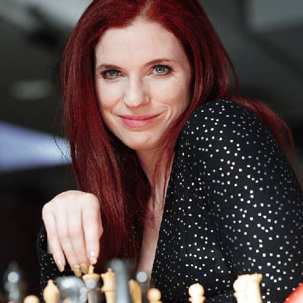 चेस छोड़ पोकर से जीते 2.4 करोड़:ग्रैंडमास्टर के शोषण का सच बोलने पर फेडरेशन ने किया था जलील, अब दोनों खेलों पर किताबें लिख रहीं