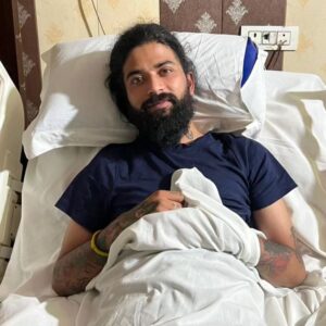 यूट्यूबर अनुराग डोभाल अस्पताल से डिस्चार्ज:कमर पर टांके, एक्सीडेंट के बाद शेयर की पहली फोटो; फैंस से पूछा- क्या दोबारा व्लॉगिंग शुरू करूं?