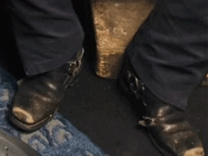 इवेंट में फटे जूते पहनकर पहुंचे सलमान खान:लोगों ने सादगी की तारीफ की; बाद में पता चला ये लाखों के लग्जरी शूज