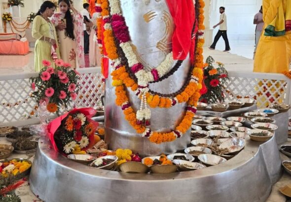 हरिद्वार में 5210 किलो के पारद शिवलिंग की प्राण प्रतिष्ठा:4.5 फीट ऊंचा और 3333 किलो पारे से बना, 10 साल की रिसर्च के बाद तैयार हुआ