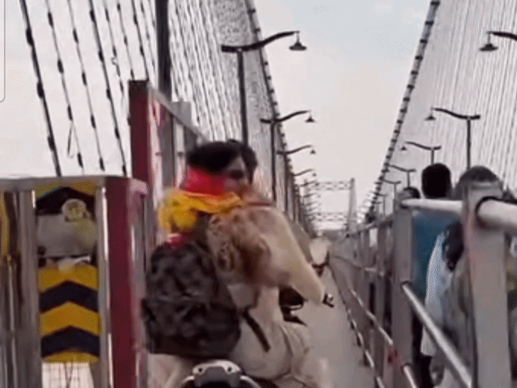 ऋषिकेश में स्कूटी पर घूमती नजर आईं रवीना टंडन:परमार्थ निकेतन में गंगा आरती में हुईं शामिल, स्वामी चिदानंद सरस्वती का लिया आशीर्वाद