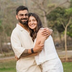 लंदन में फैमिली के साथ टाइम बिता रहीं अनुष्का शर्मा:पति विराट बेटे अकाय को कंधे पर उठाए नजर आए; रिलेक्स्ड अंदाज में दिखीं एक्ट्रेस
