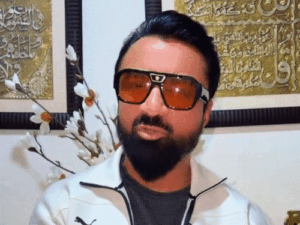 जरीन खान के सपोर्ट में आए एजाज खान:पैपराजी को लगाई फटकार, माफी मांगने को कहा; एक्ट्रेस बोलीं- मेरे साथ भी बुलिंग हुई
