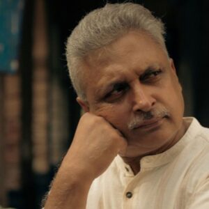 एक्टर पीयूष मिश्रा के साथ हादसा, हाथ फ्रैक्चर हुआ:बाथरूम में फिसलकर गिरे, डायरेक्टर बोले- बेड से भी नहीं उठ पा रहे एक्टर
