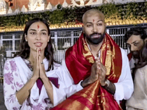हार्दिक ने सिर मुंडवाया, वेंकटेश्वर स्वामी के दर्शन किए:गर्लफ्रेंड महिका शर्मा भी साथ, IPL के बाद से नहीं खेला है कोई मैच