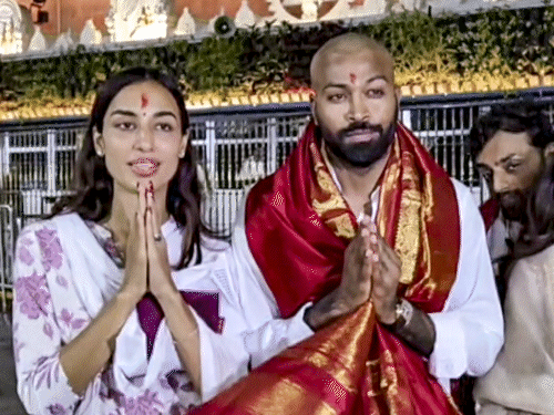 हार्दिक ने सिर मुंडवाया, वेंकटेश्वर स्वामी के दर्शन किए:गर्लफ्रेंड महिका शर्मा भी साथ, IPL के बाद से नहीं खेला है कोई मैच