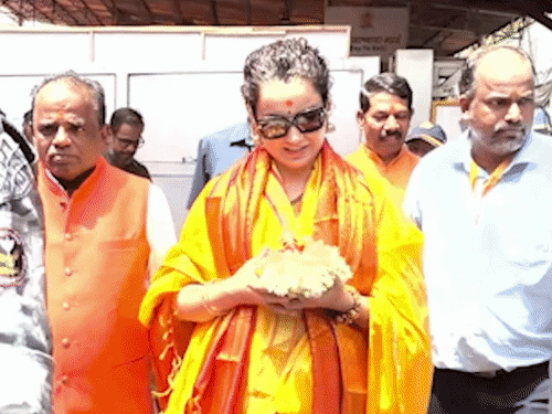 कंगना रनोट सिद्धिविनायक मंदिर पहुंचीं:गणपति बप्पा का आशीर्वाद लिया; मुंबा देवी के भी दर्शन किए, देखें तस्वीरें