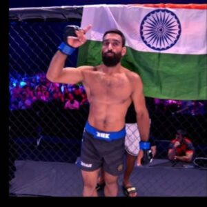 पुलवामा के ओवैस बुल्गारिया में MMA चैम्पियन बने:परिवार चलाने कैट​रिंग की, सेब तोड़े; अब खुद की एकेडमी खोल युवाओं को दे रहे ट्रेनिंग